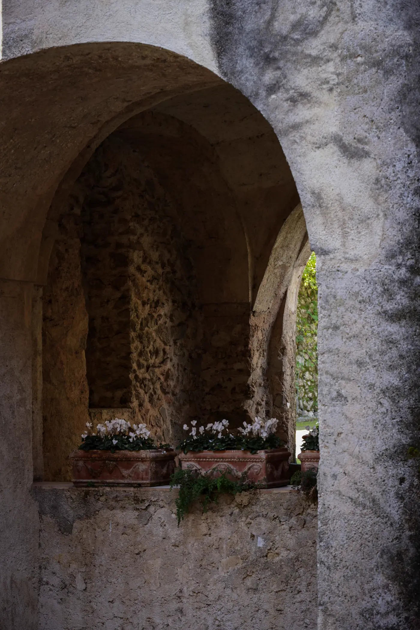 Arco in pietra con vasi di fiori