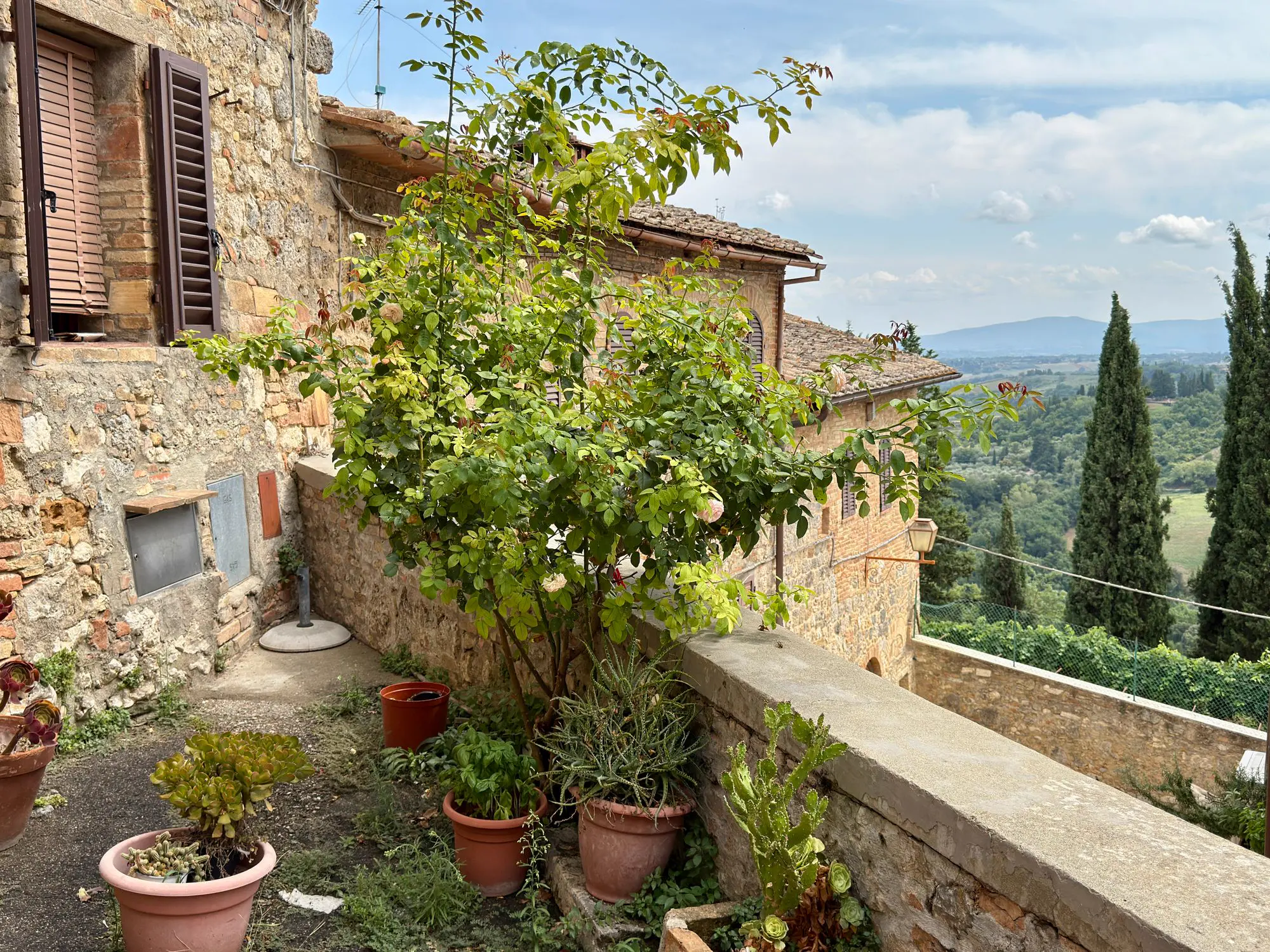 Casa in pietra circondata dal verde a Borgo Soul