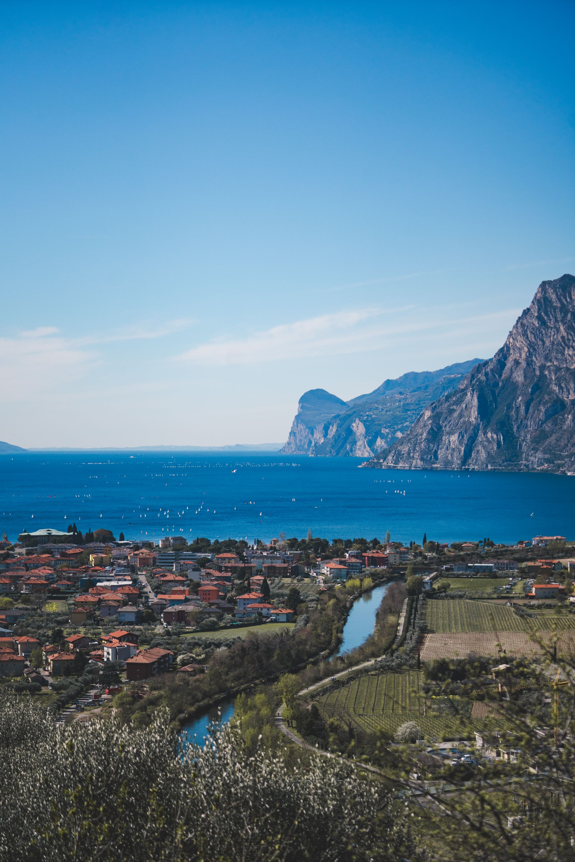 Il Lago di Garda visto dall’alto, tra montagne e tetti del borgo